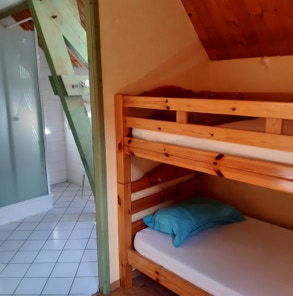 Le petit refuge, chambre et salle de bains attenante